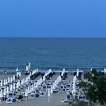 Gallery B סאני ביץ'