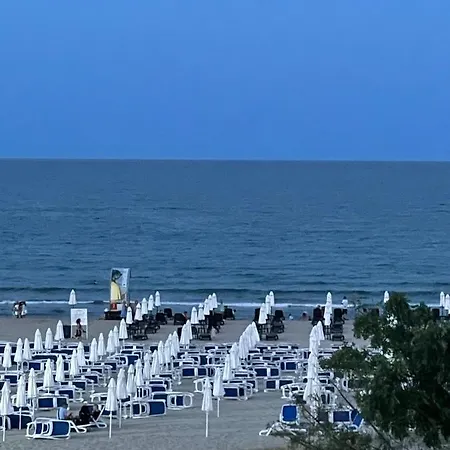 Gallery B Sluneční pobřeží